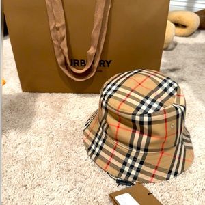 NEW WITH TAGS BURBERRY BUCKET HAT